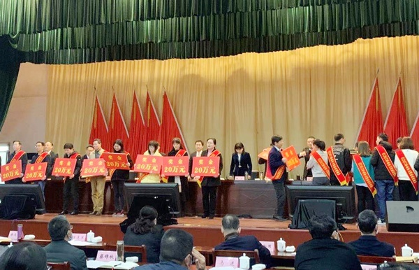 1615427437108054.jpg 南昌市政建設(shè)集團(tuán)獲青山湖區(qū)2020年度企業(yè)納稅貢獻(xiàn)超千萬(wàn)元獎(jiǎng)6002.jpg