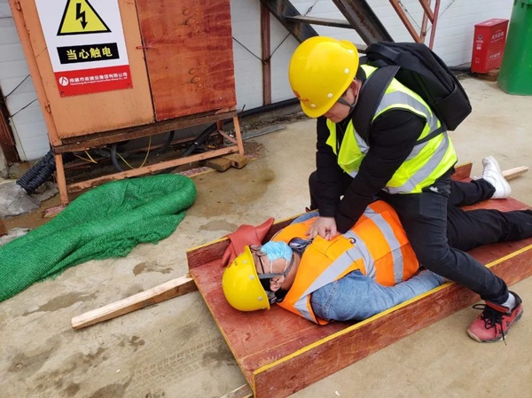 1616398348241210.jpg 南昌市政建設(shè)集團(tuán)開展觸電事故應(yīng)急救援演練6003.jpg