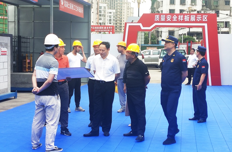 1624344332226204.jpg 南昌市西湖區(qū)常務(wù)副區(qū)長鄧云生到桃花安置房項(xiàng)目檢查指導(dǎo)安全生產(chǎn)工作8001.jpg