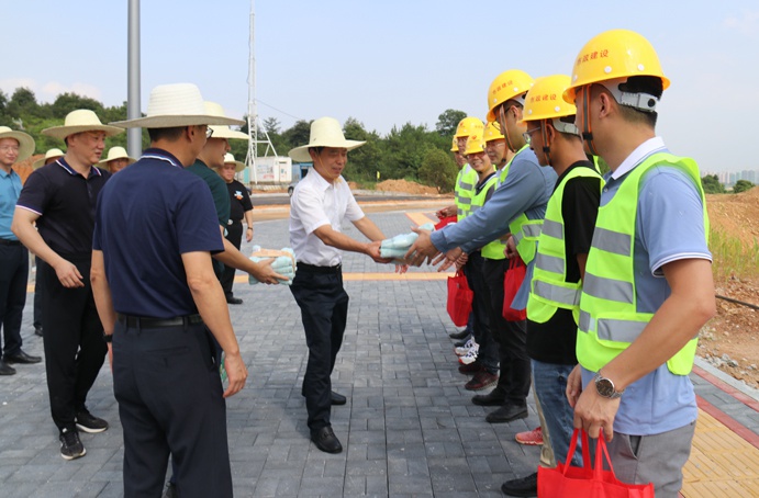南昌市政建設(shè)集團(tuán)開展防暑降溫慰問(wèn)一線職工民工兄弟6910.jpg