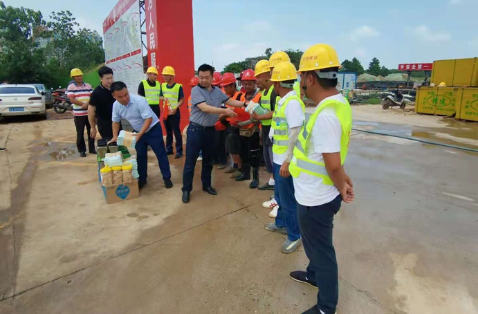 南昌市政建設(shè)集團(tuán)開展防暑降溫慰問(wèn)一線職工民工兄弟6914.jpg