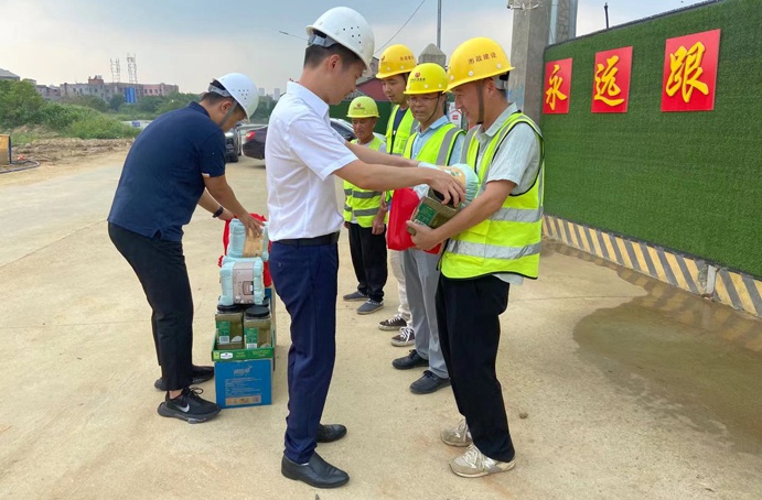 南昌市政建設(shè)集團(tuán)開展防暑降溫慰問(wèn)一線職工民工兄弟6915.jpg