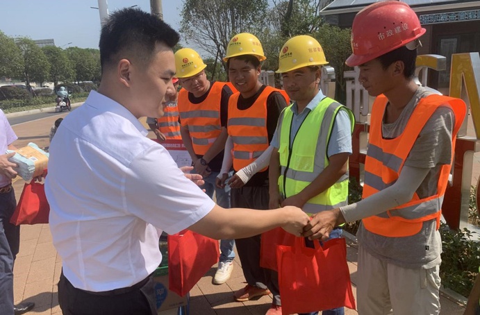 南昌市政建設(shè)集團(tuán)開展防暑降溫慰問(wèn)一線職工民工兄弟6916.jpg