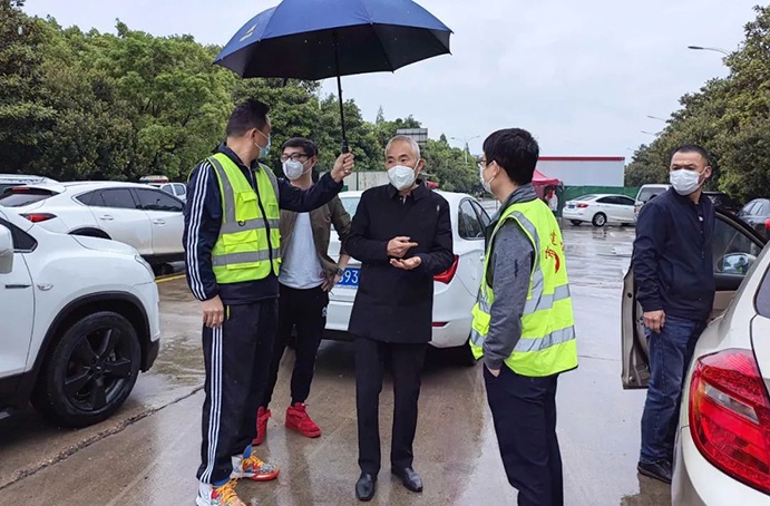 1650244957157154.jpg 南昌市政建設(shè)集團(tuán)張世東慰問產(chǎn)業(yè)園疫情封控項目職工01.jpg