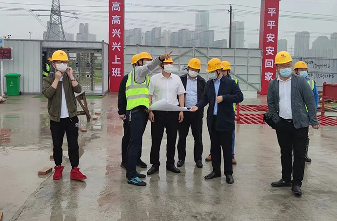 1651713034898432.jpg 南昌市政建設(shè)集團(tuán)深入項(xiàng)目督導(dǎo)疫情防控工作02.jpg