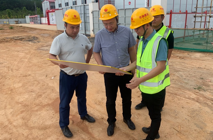 市政建設王海龍到市政綠色建材科技產(chǎn)業(yè)園項目調(diào)研