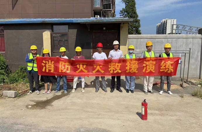 青山湖區(qū)安置房周邊道路項目部聯(lián)合建設(shè)單位及監(jiān)理單位開展消防滅火應(yīng)急救援演練 青山湖區(qū)安置房周邊道路項目部聯(lián)合建設(shè)單位及監(jiān)理單位開展消防滅火應(yīng)急救援演練