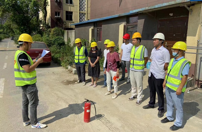 青山湖區(qū)安置房周邊道路項目部聯(lián)合建設(shè)單位及監(jiān)理單位開展消防滅火應(yīng)急救援演練 青山湖區(qū)安置房周邊道路項目部聯(lián)合建設(shè)單位及監(jiān)理單位開展消防滅火應(yīng)急救援演練