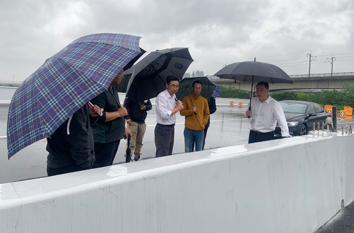 徐旭前往南昌縣河洲路項(xiàng)目、小藍(lán)大道快速化項(xiàng)目調(diào)研pg