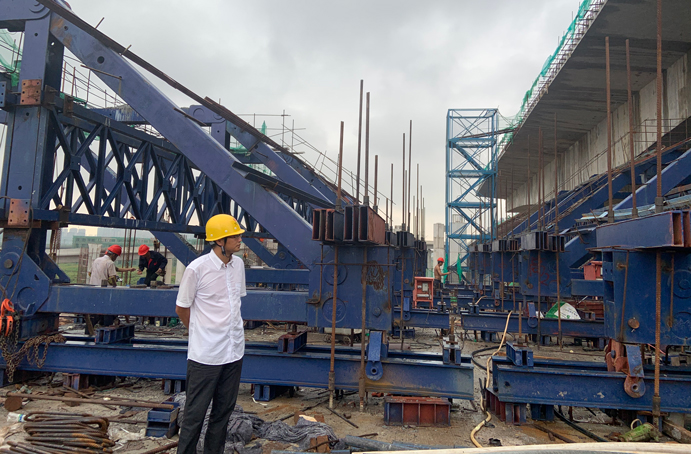 五一勞動(dòng)獎(jiǎng)?wù)芦@得者項(xiàng)目黨支部書記、副總工程師周天奇