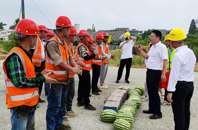 市政公用集團(tuán)黨委委員督查督辦室部長劉順保到杭州路項(xiàng)目調(diào)研慰問