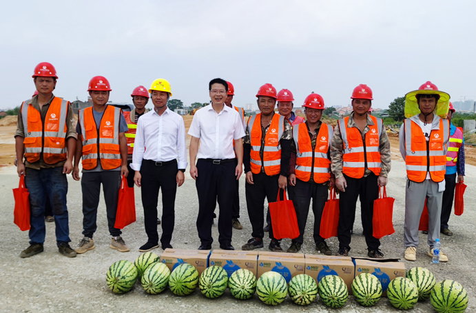 市政公用集團(tuán)黨委委員督查督辦室部長劉順保到杭州路項(xiàng)目調(diào)研慰問