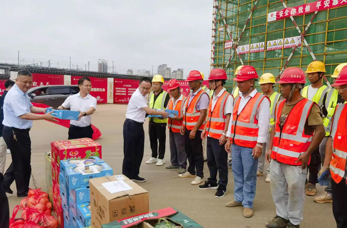 陳文輝到新建區(qū)職業(yè)技術(shù)學(xué)校新校區(qū)建設(shè)項目慰問 陳文輝到新建區(qū)職業(yè)技術(shù)學(xué)校新校區(qū)建設(shè)項目慰問