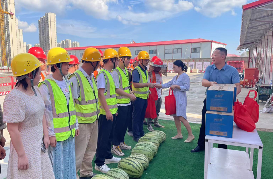南昌市政建設(shè)集團(tuán)開展夏日送清涼慰問活動(dòng) 南昌市政建設(shè)集團(tuán)開展夏日送清涼慰問活動(dòng)