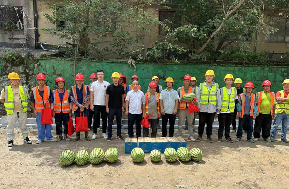 南昌市政建設(shè)集團(tuán)開展夏日送清涼慰問活動(dòng) 南昌市政建設(shè)集團(tuán)開展夏日送清涼慰問活動(dòng)