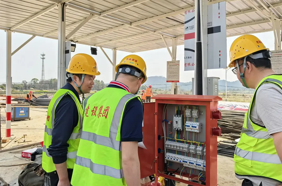 南昌市政建設(shè)集團(tuán)有限公司緊急開(kāi)展強(qiáng)對(duì)流天氣專項(xiàng)安全檢查，全面排查設(shè)備加固、用電安全、排水防澇及應(yīng)急物資，筑牢極端天氣施工安全防線
