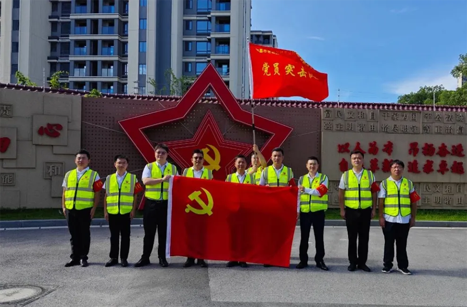 南昌市政建設(shè)集團黨員突擊隊授旗儀式 推進老城區(qū)燃氣設(shè)施更新改造