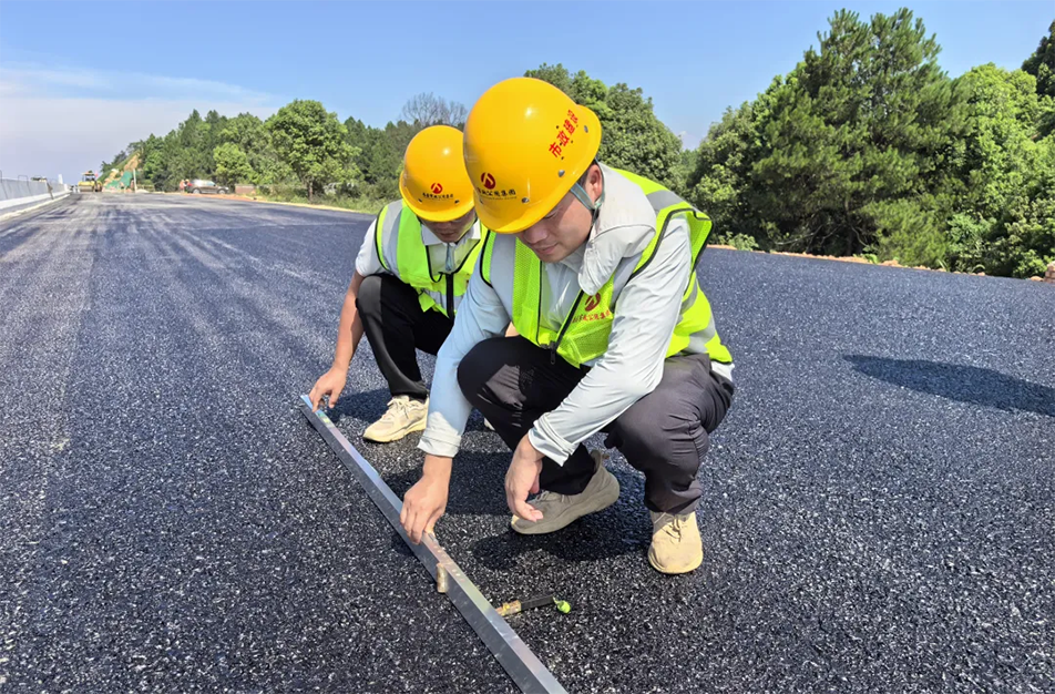 南昌云翔大道項目啟動首段底層瀝青攤鋪 投入21臺機械攻堅關鍵節(jié)點
